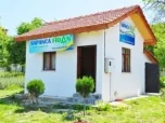 Üzerinde Sapanca Fidan tabelası bulunan fidanlık binası